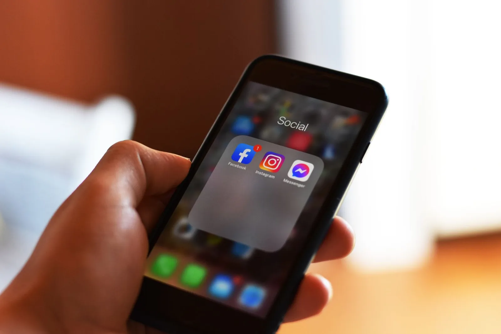 Telefon sa otvorenim Instagram profilom kao inspiracija za dizajn cenovnika usluga