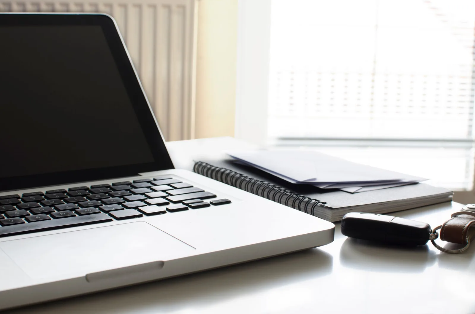 Laptop sa bankovnim transferom iz inostranstva i dokumentima za devizni priliv na radnom stolu