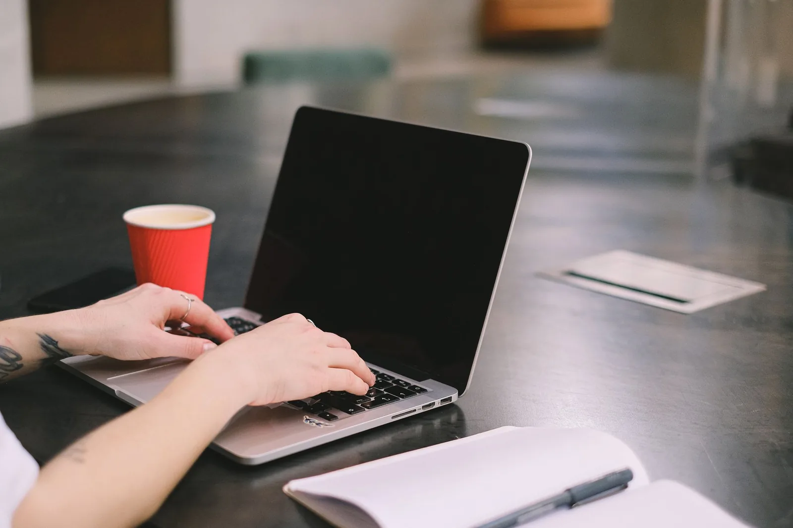 Freelancer radi na laptopu uz kafu, dodatni posao uz redovnu platu za veću zaradu