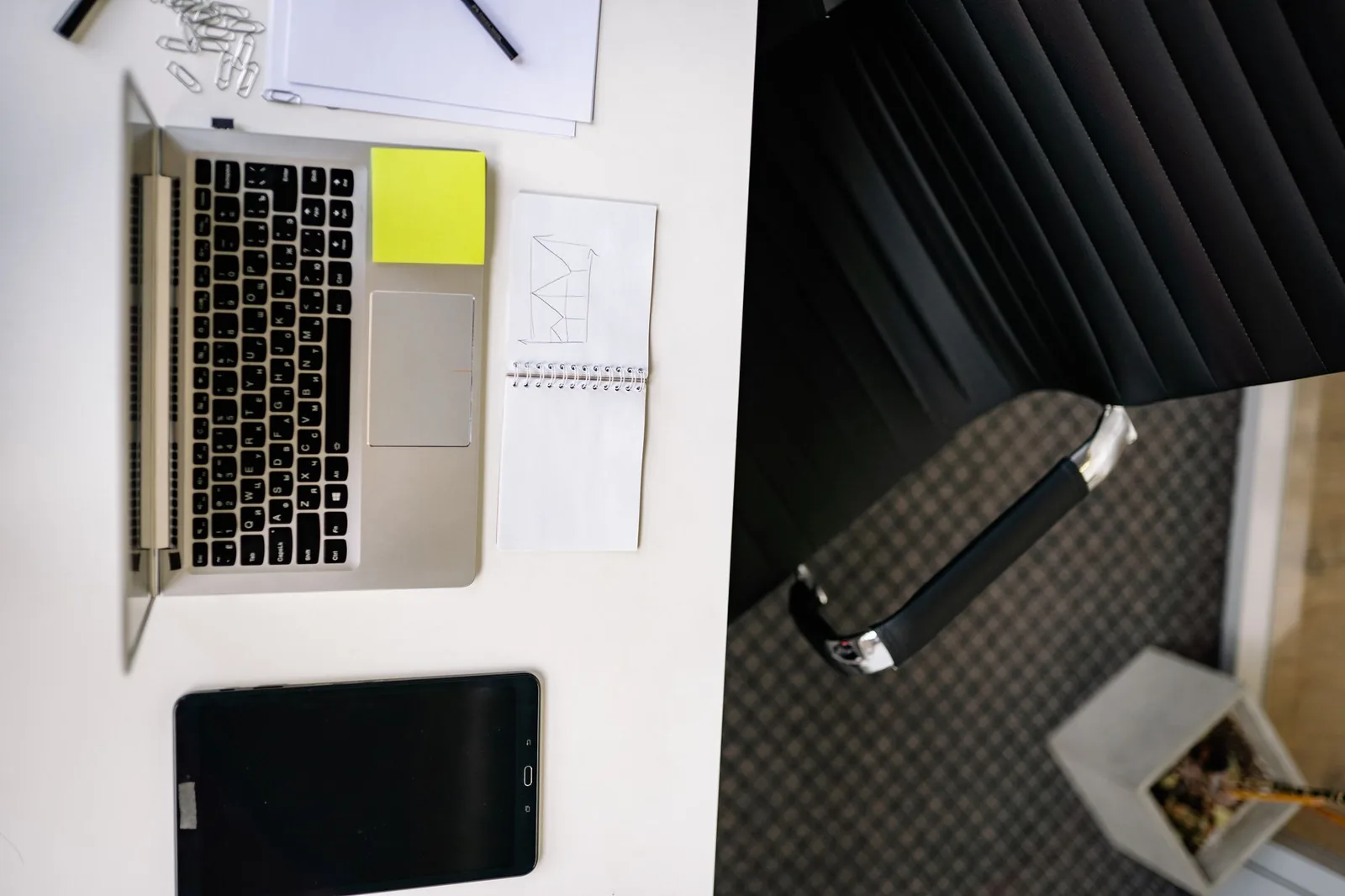 Preduzetnik na laptopu izdaje elektronsku fakturu kroz SEF sistem