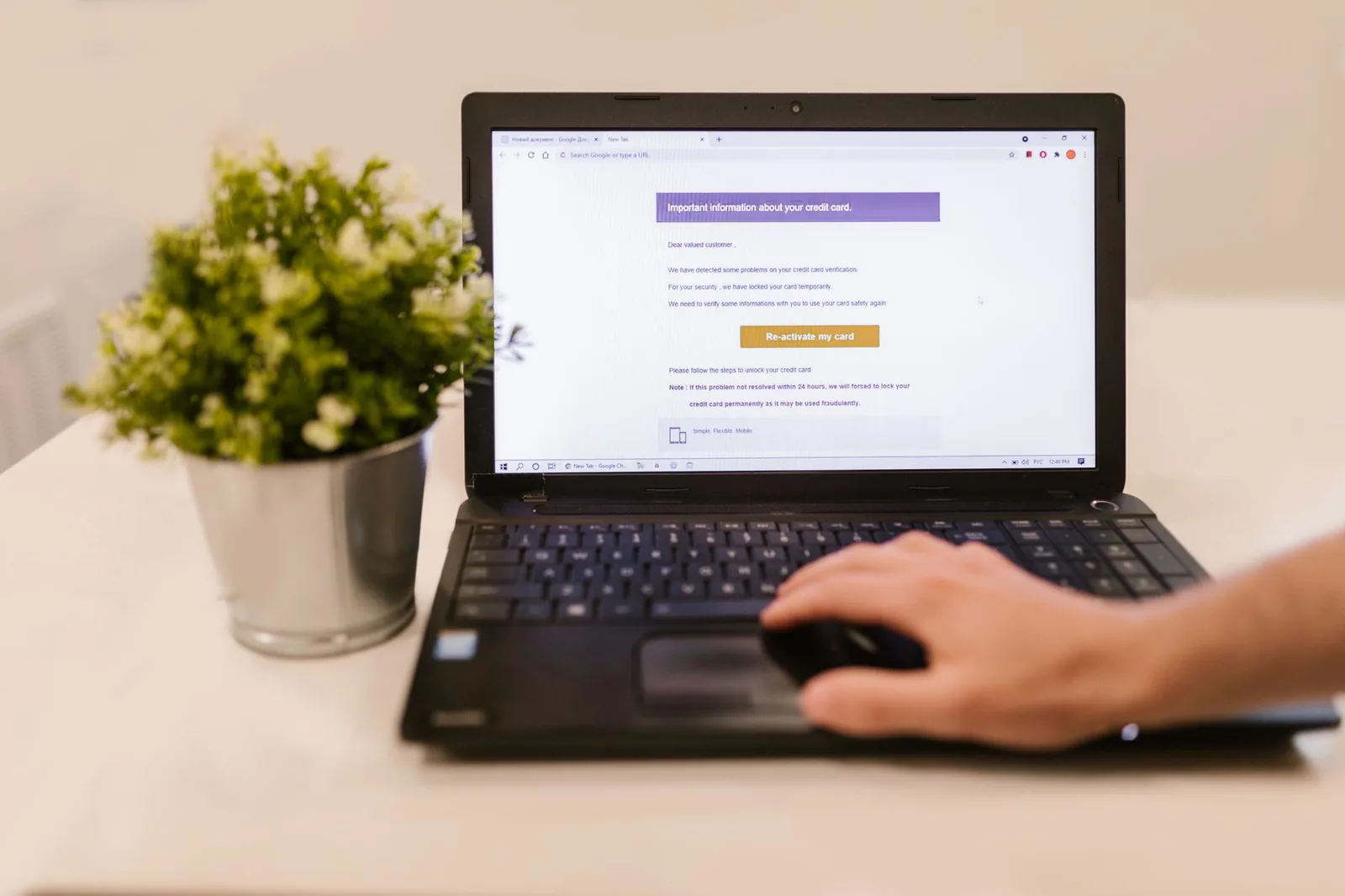 Freelancer šalje fakturu u PDF formatu klijentu putem laptopa i mejla