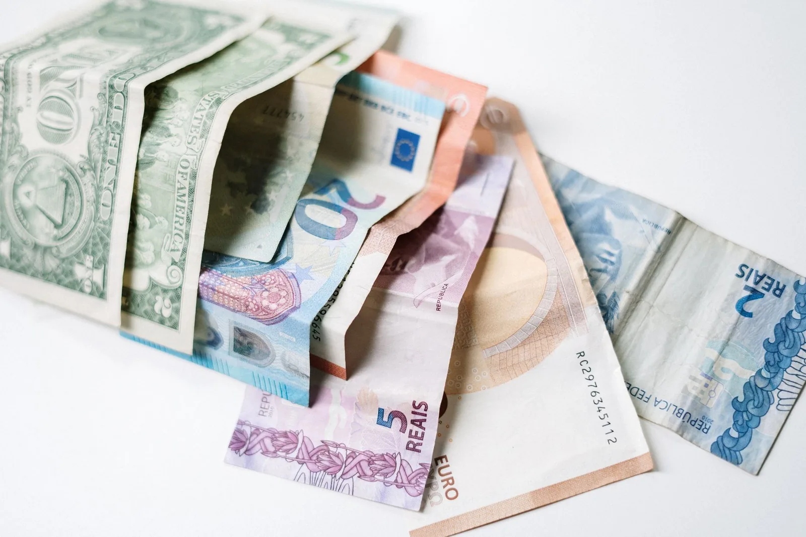 Ino faktura iz Srbije sa iznosom u evrima na radnom stolu freelancera