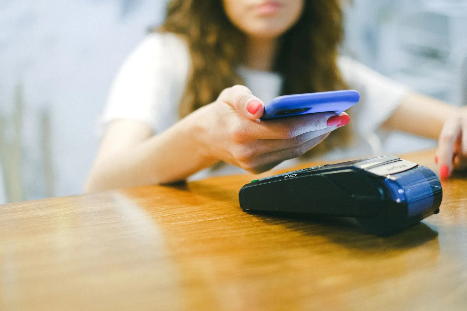 Osoba plaća telefonom, simbol brzih instant plaćanja u Crnoj Gori