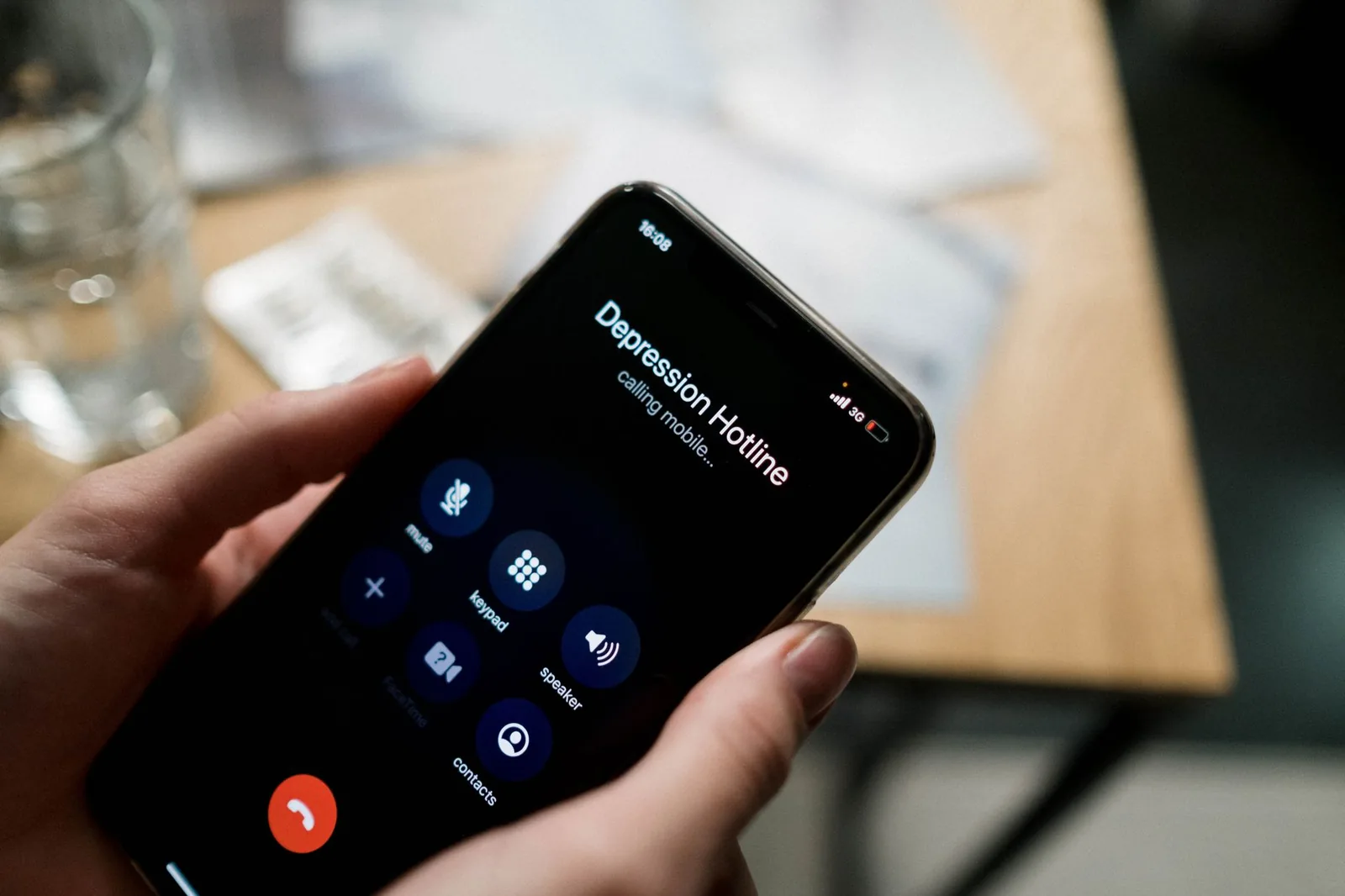 Osoba se javlja na telefonski poziv sa nepoznatog broja iz registra Ne zovi