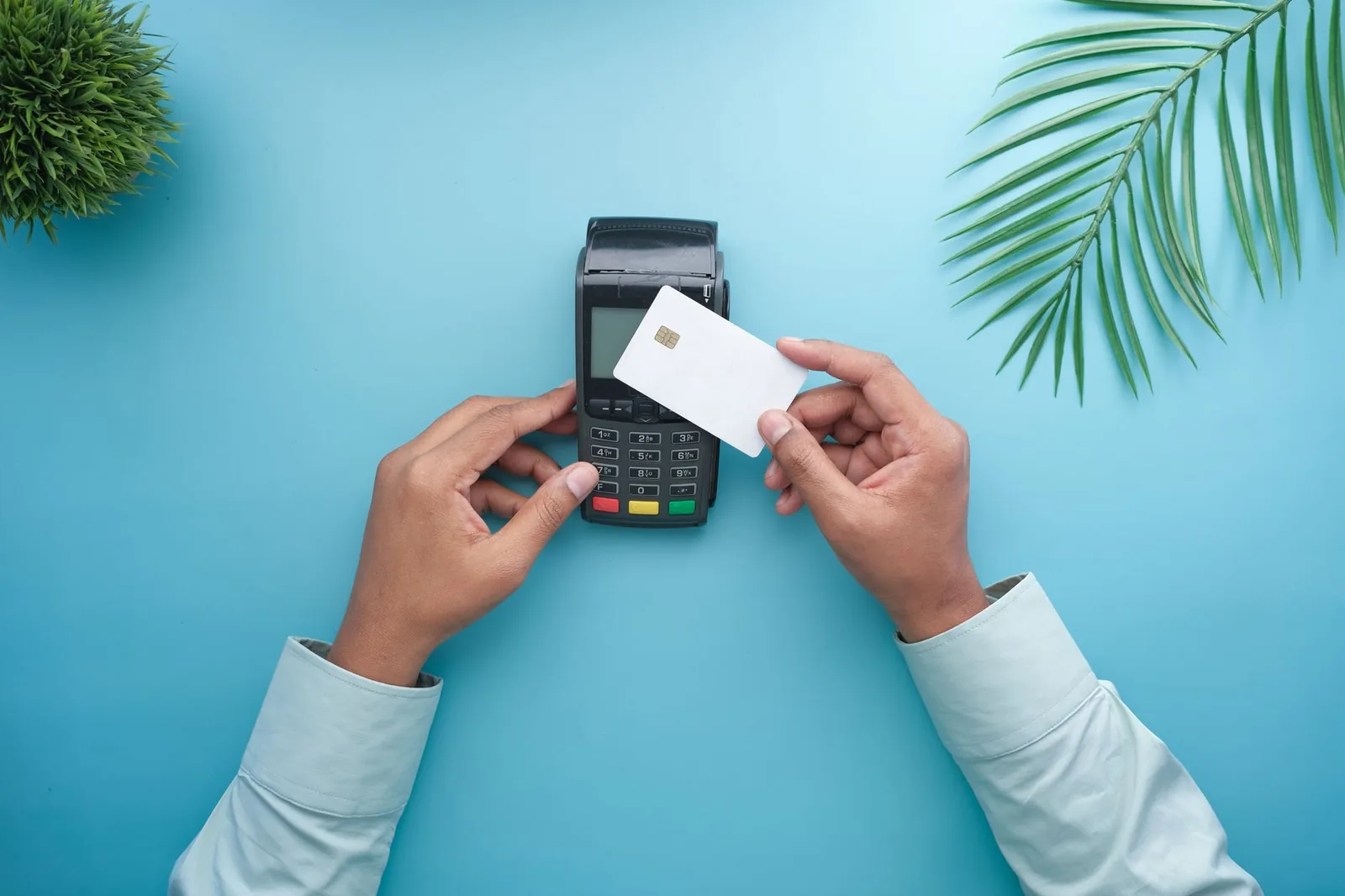 Mali preduzetnik koristi POS terminal za naplatu karticom uz niže provizije za biznis