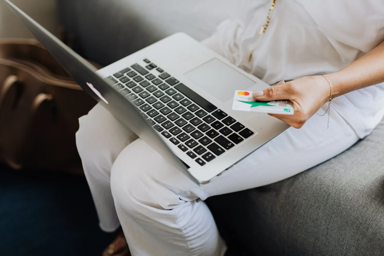 Preduzetnik otvara poslovni račun u banci uz laptop i platnu karticu