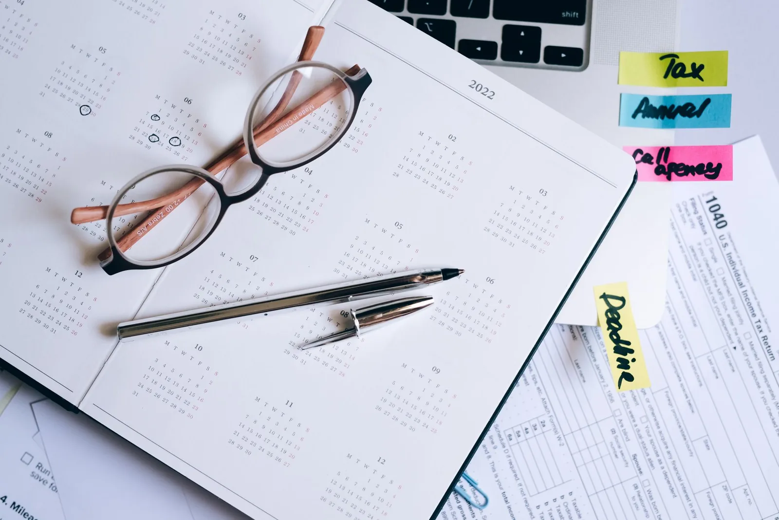 Poreski dokumenti i kalendar na radnom stolu kao podsetnik na julske poreske rokove