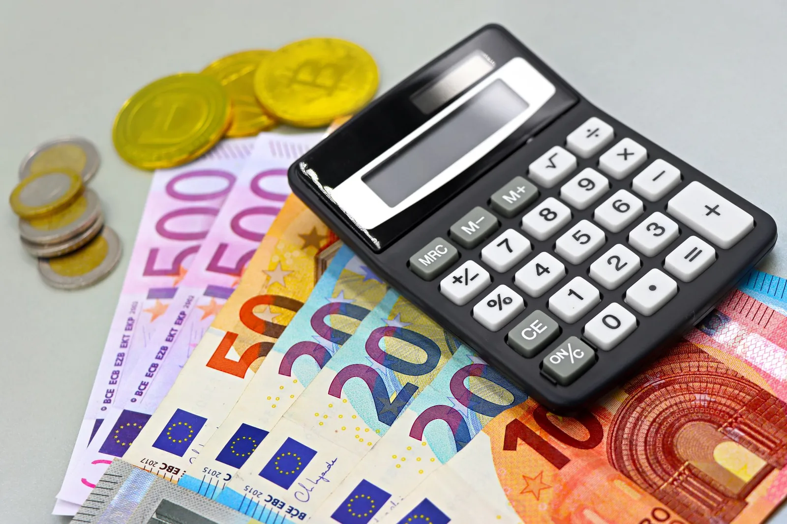 Evro novčanice i kalkulator uz poreske dokumente simbolizuju oporezivanje iznošenja profita iz Srbije prema EU pravilima