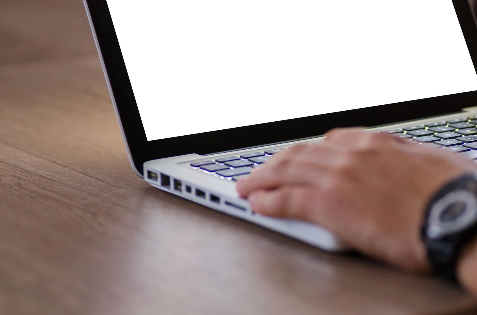 Preduzetnik šalje elektronsku fakturu putem laptopa na sistem elektronskih faktura SEF