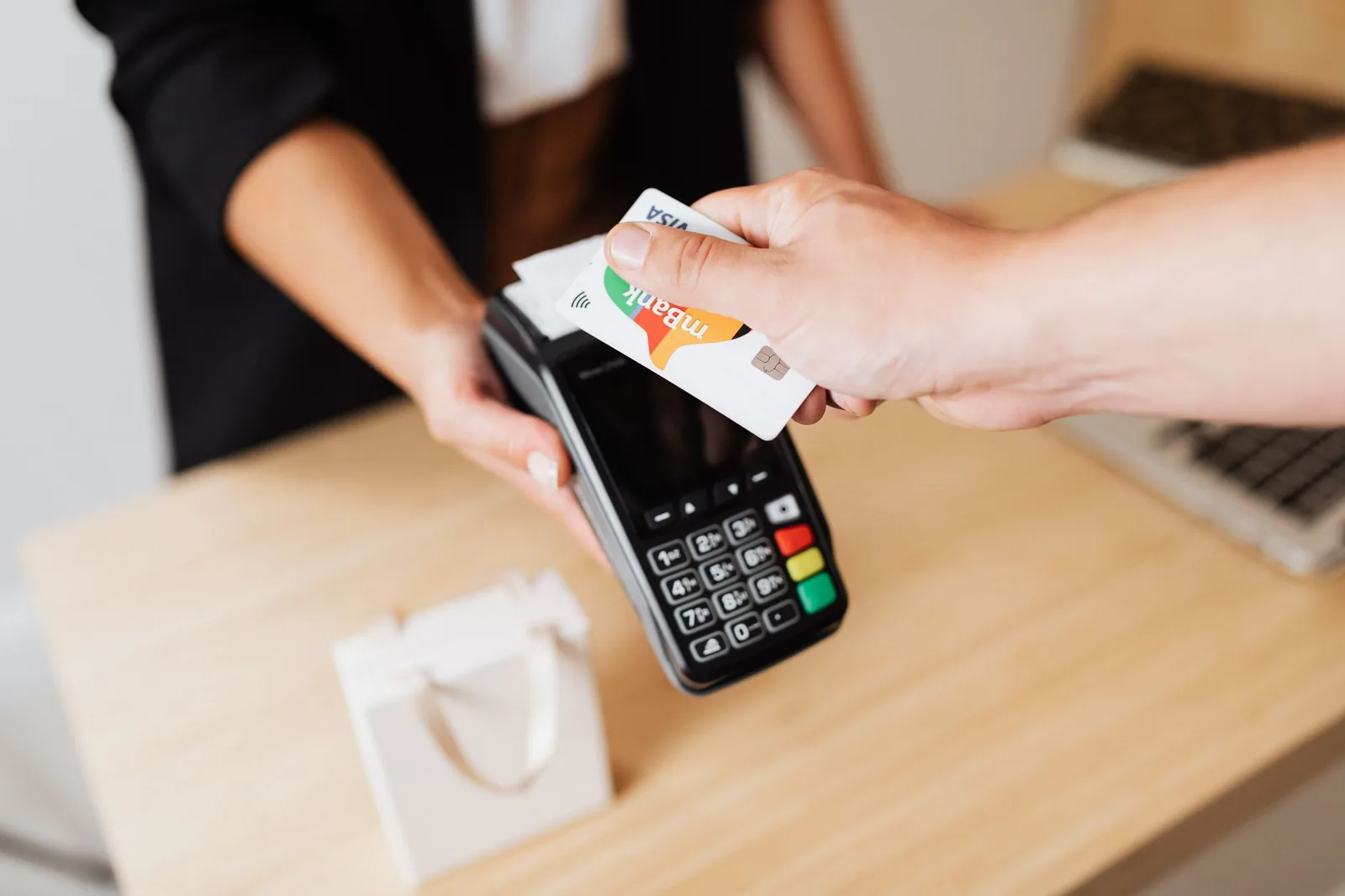 POS terminal na pultu male prodavnice uz subvencionisano bezgotovinsko plaćanje karticom