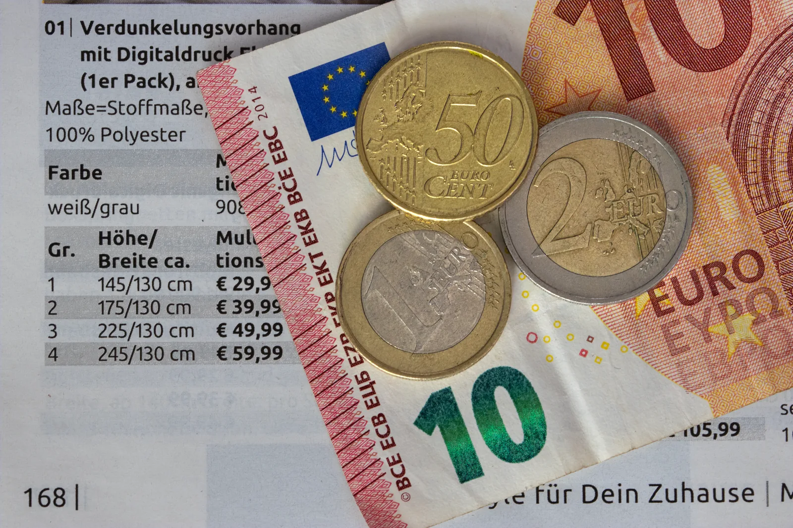 Evro novčanice i platni listić na stolu kao prikaz rasta troškova rada u EU