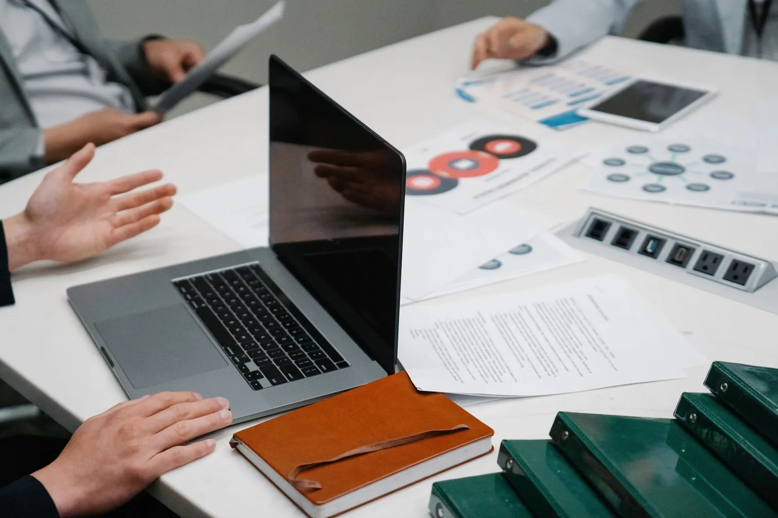 Preduzetnik pregleda dokumenta na laptopu uz pravne propise o veštačkoj inteligenciji u Srbiji